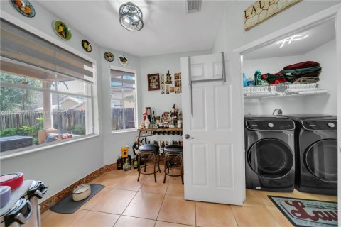 Casa en venta en Miami, Florida, 4 dormitorios, 263.01 m2 № 1940735 - foto 22