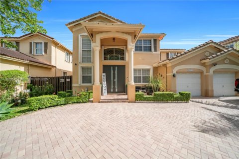 Casa en venta en Miami, Florida, 4 dormitorios, 263.01 m2 № 1940735 - foto 7