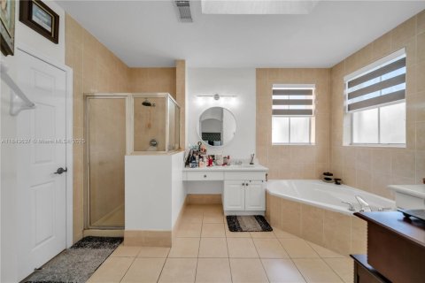 Casa en venta en Miami, Florida, 4 dormitorios, 263.01 m2 № 1940735 - foto 29