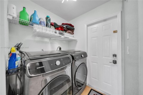 Casa en venta en Miami, Florida, 4 dormitorios, 263.01 m2 № 1940735 - foto 21