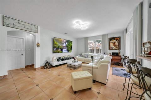 Casa en venta en Miami, Florida, 4 dormitorios, 263.01 m2 № 1940735 - foto 13
