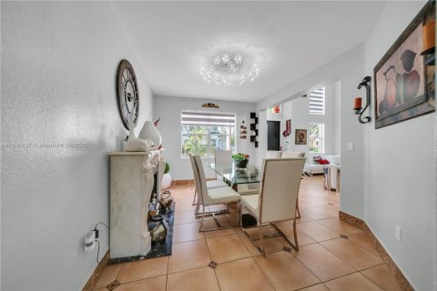 Casa en venta en Miami, Florida, 4 dormitorios, 263.01 m2 № 1940735 - foto 12