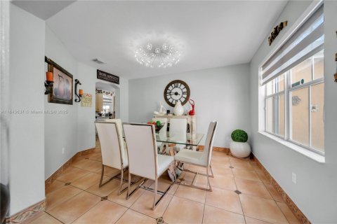 Casa en venta en Miami, Florida, 4 dormitorios, 263.01 m2 № 1940735 - foto 11