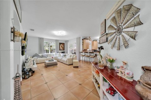 Casa en venta en Miami, Florida, 4 dormitorios, 263.01 m2 № 1940735 - foto 14