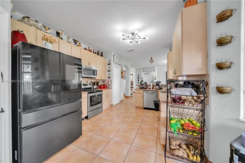Casa en venta en Miami, Florida, 4 dormitorios, 263.01 m2 № 1940735 - foto 17