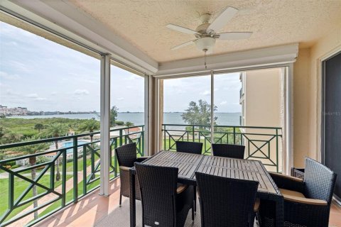 Condo in Saint Petersburg, Florida, 2 bedrooms № 2258279 - photo 28