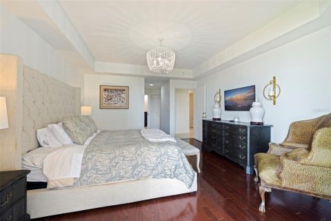 Condo in Saint Petersburg, Florida, 2 bedrooms № 2258279 - photo 19
