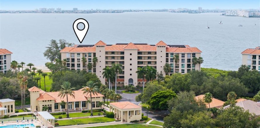 Condo in Saint Petersburg, Florida, 2 bedrooms № 2258279