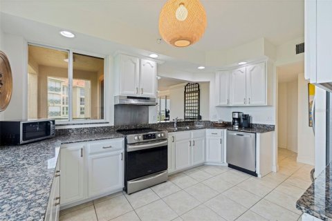 Condo in Saint Petersburg, Florida, 2 bedrooms № 2258279 - photo 5