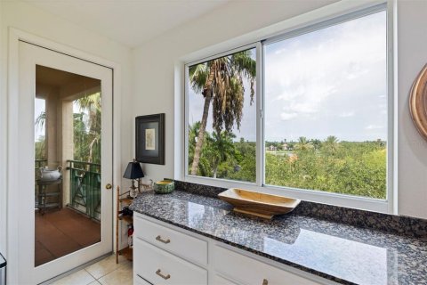 Condo in Saint Petersburg, Florida, 2 bedrooms № 2258279 - photo 10