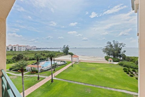 Condo in Saint Petersburg, Florida, 2 bedrooms № 2258279 - photo 30