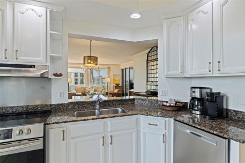 Condo in Saint Petersburg, Florida, 2 bedrooms № 2258279 - photo 6