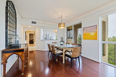Condo in Saint Petersburg, Florida, 2 bedrooms № 2258279 - photo 12