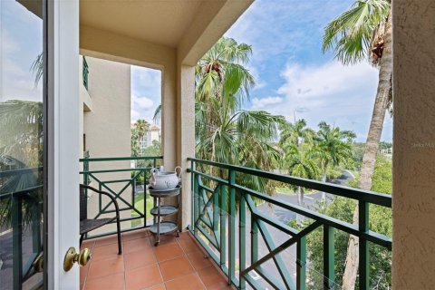 Condo in Saint Petersburg, Florida, 2 bedrooms № 2258279 - photo 9