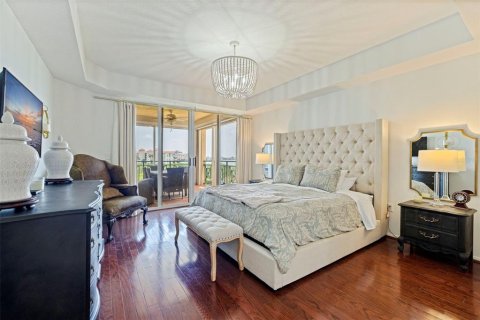 Condo in Saint Petersburg, Florida, 2 bedrooms № 2258279 - photo 17