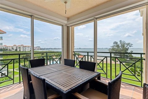 Condo in Saint Petersburg, Florida, 2 bedrooms № 2258279 - photo 2