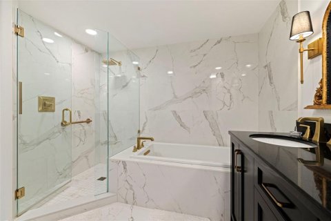 Condo in Saint Petersburg, Florida, 2 bedrooms № 2258279 - photo 21
