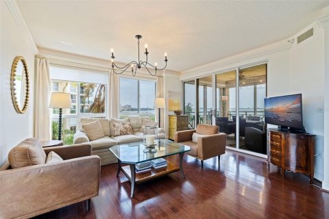 Condo in Saint Petersburg, Florida, 2 bedrooms № 2258279 - photo 13