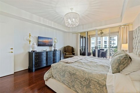 Condo in Saint Petersburg, Florida, 2 bedrooms № 2258279 - photo 18