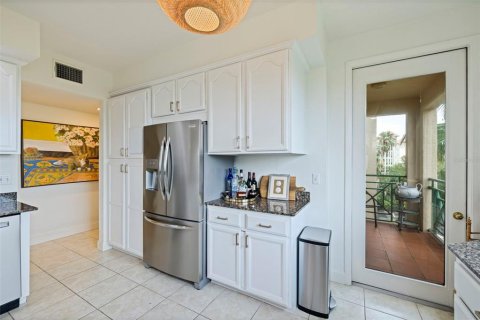 Condo in Saint Petersburg, Florida, 2 bedrooms № 2258279 - photo 8