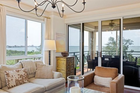 Condo in Saint Petersburg, Florida, 2 bedrooms № 2258279 - photo 16