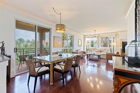 Condo in Saint Petersburg, Florida, 2 bedrooms № 2258279 - photo 11
