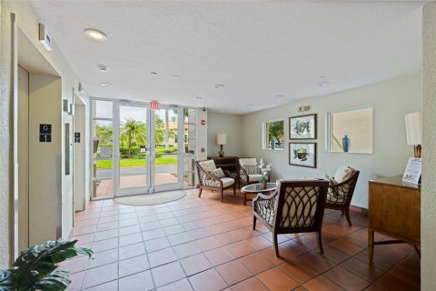 Condo in Saint Petersburg, Florida, 2 bedrooms № 2258279 - photo 29