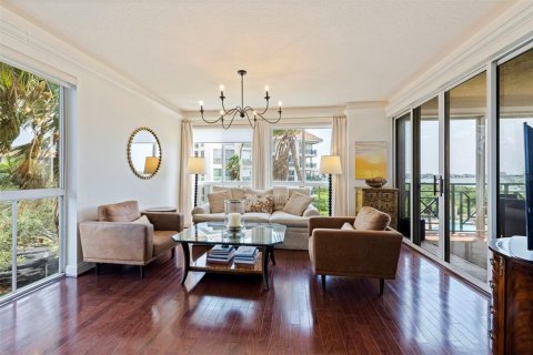 Condo in Saint Petersburg, Florida, 2 bedrooms № 2258279 - photo 14