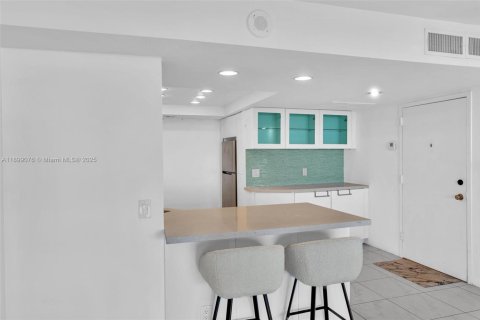 Condo in West Palm Beach, Florida, 2 bedrooms  № 1951054 - photo 9