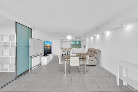 Condo in West Palm Beach, Florida, 2 bedrooms  № 1951054 - photo 11