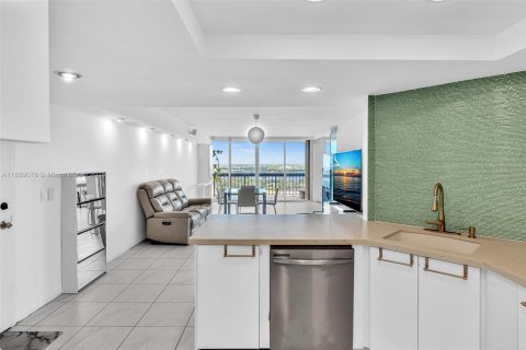 Condo in West Palm Beach, Florida, 2 bedrooms  № 1951054 - photo 7
