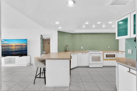 Condo in West Palm Beach, Florida, 2 bedrooms  № 1951054 - photo 13
