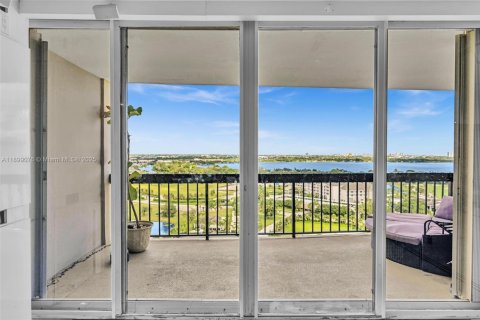 Condo in West Palm Beach, Florida, 2 bedrooms  № 1951054 - photo 18
