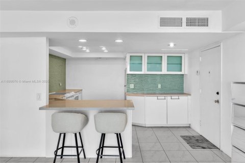 Condo in West Palm Beach, Florida, 2 bedrooms  № 1951054 - photo 14