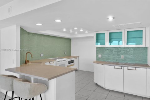 Condo in West Palm Beach, Florida, 2 bedrooms  № 1951054 - photo 10