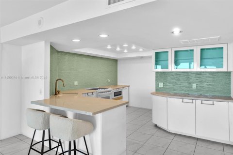 Condo in West Palm Beach, Florida, 2 bedrooms  № 1951054 - photo 17