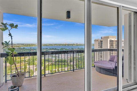 Condo in West Palm Beach, Florida, 2 bedrooms  № 1951054 - photo 2