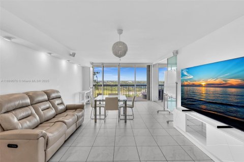 Condo in West Palm Beach, Florida, 2 bedrooms  № 1951054 - photo 4