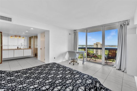Condo in West Palm Beach, Florida, 2 bedrooms  № 1951054 - photo 25