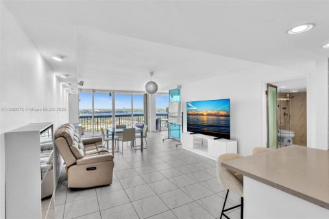 Condo in West Palm Beach, Florida, 2 bedrooms  № 1951054 - photo 1