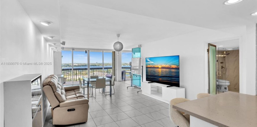 Condo in West Palm Beach, Florida, 2 bedrooms № 1951054