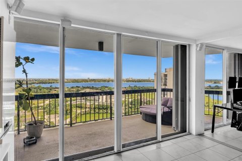 Condo in West Palm Beach, Florida, 2 bedrooms  № 1951054 - photo 23