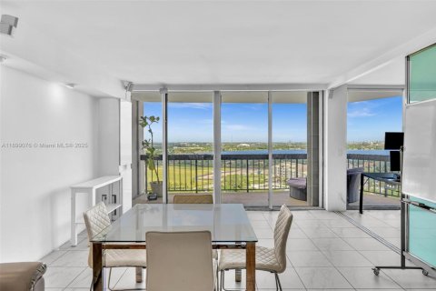 Condo in West Palm Beach, Florida, 2 bedrooms  № 1951054 - photo 5