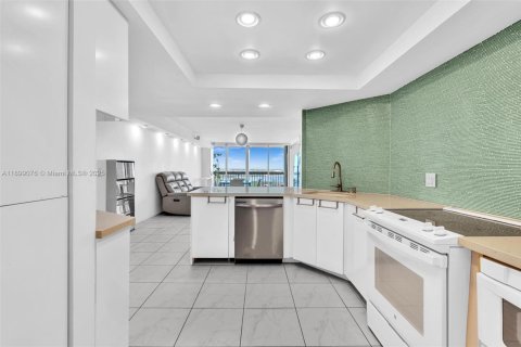Condo in West Palm Beach, Florida, 2 bedrooms  № 1951054 - photo 8