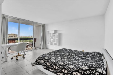 Condo in West Palm Beach, Florida, 2 bedrooms  № 1951054 - photo 24