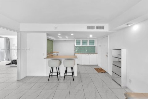 Condo in West Palm Beach, Florida, 2 bedrooms  № 1951054 - photo 12