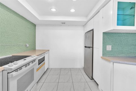 Condo in West Palm Beach, Florida, 2 bedrooms  № 1951054 - photo 15