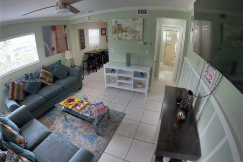 Apartamento en alquiler en Hollywood, Florida, 1 dormitorio, 197.14 m2 № 1937647 - foto 5