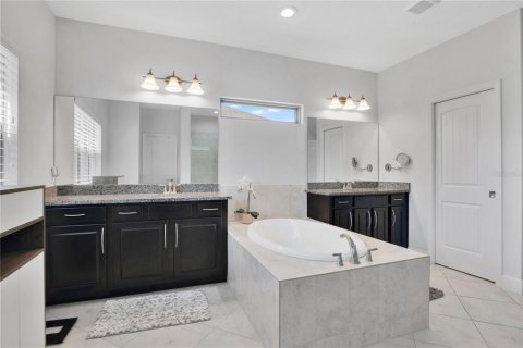 House in Orlando, Florida 5 bedrooms, 392.23 sq.m. № 2277229 - photo 26