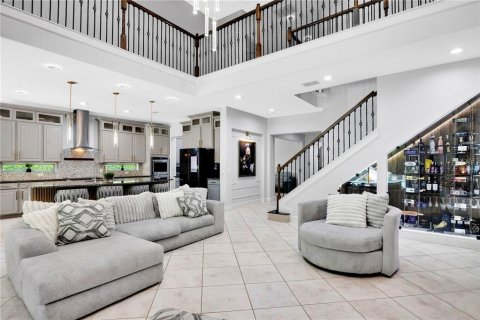 House in Orlando, Florida 5 bedrooms, 392.23 sq.m. № 2277229 - photo 10